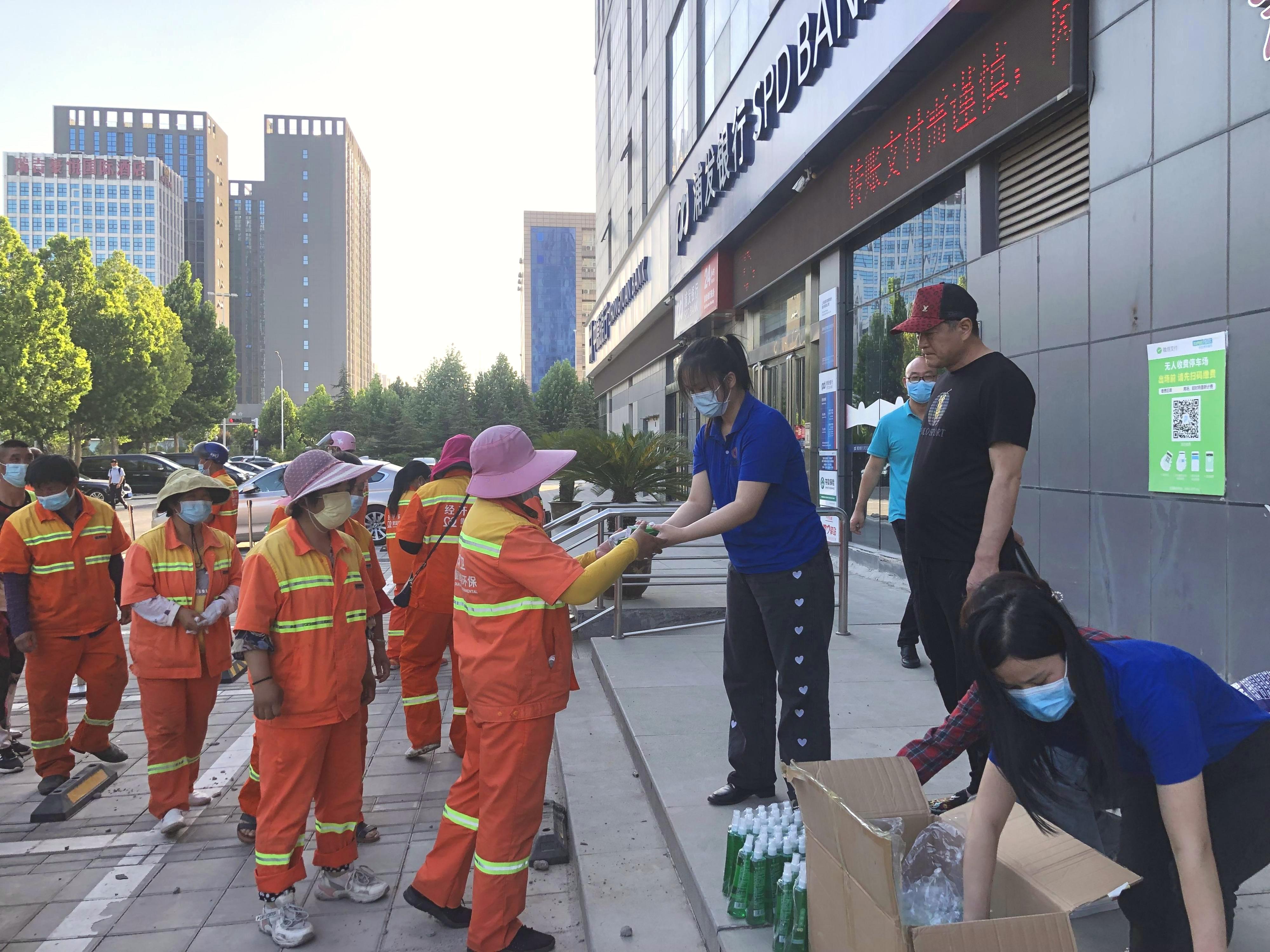 酷暑天氣，百消丹為高溫一線的他們送去一份清涼~